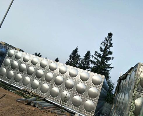 為什么不銹鋼水箱板材表面要設計鼓起來(lái)的形狀呢？